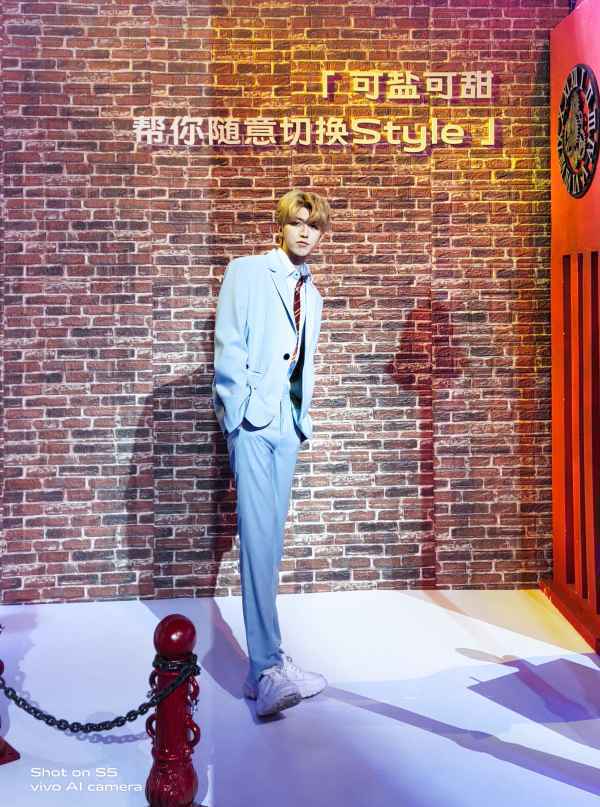  蔡徐坤出席vivo“美好之夜”新品发布会