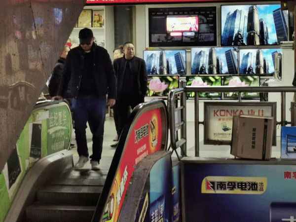  王家卫现身重庆 疑似重拍《重庆森林》