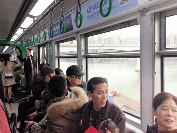  王家卫现身重庆 疑似重拍《重庆森林》