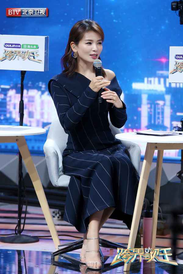  《跨界歌王》刘涛红蓝人脸耳环个性十足