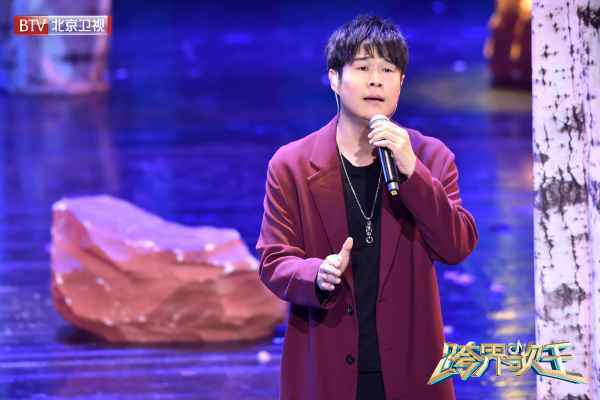  《跨界歌王》刘涛红蓝人脸耳环个性十足