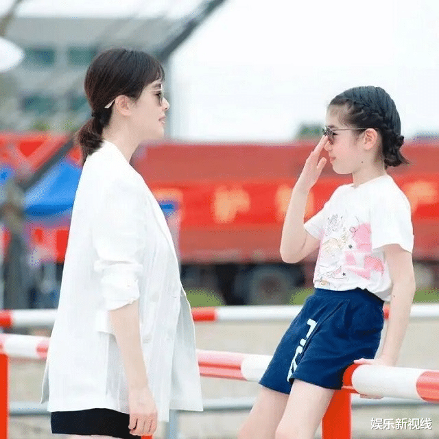 44岁左小青官宣离婚，10年婚姻路走到尽头，登《姐姐》舞台再次乘风破浪