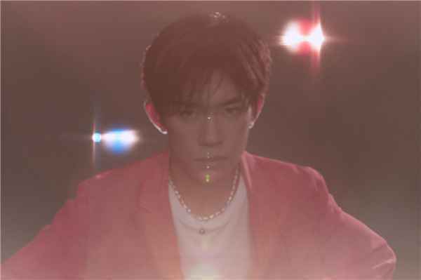 易烊千玺生日发新歌《冷静和热情之间》