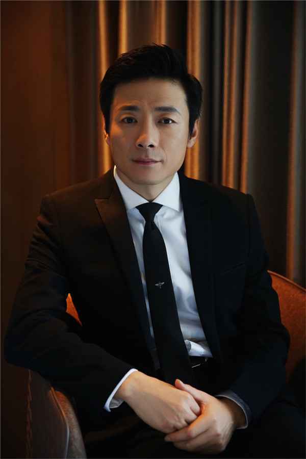  祖峰亮相金鸡百花电影节闭幕式