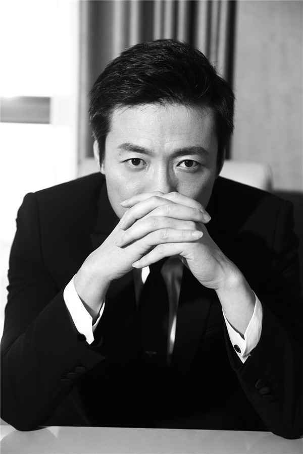  祖峰亮相金鸡百花电影节闭幕式