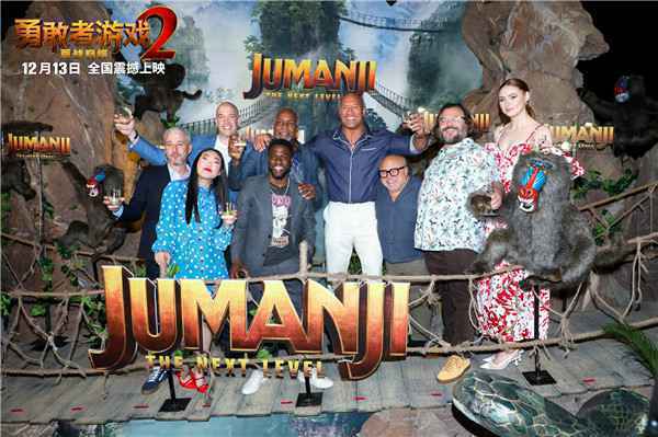  强森亮相墨西哥红毯 口碑解禁媒体盛赞