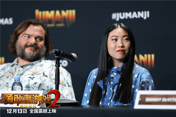  强森亮相墨西哥红毯 口碑解禁媒体盛赞