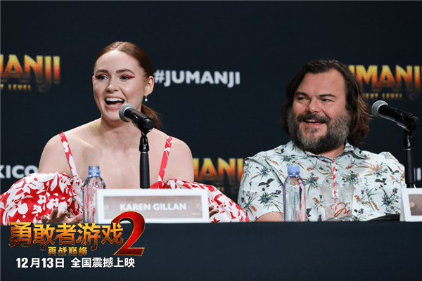  强森亮相墨西哥红毯 口碑解禁媒体盛赞