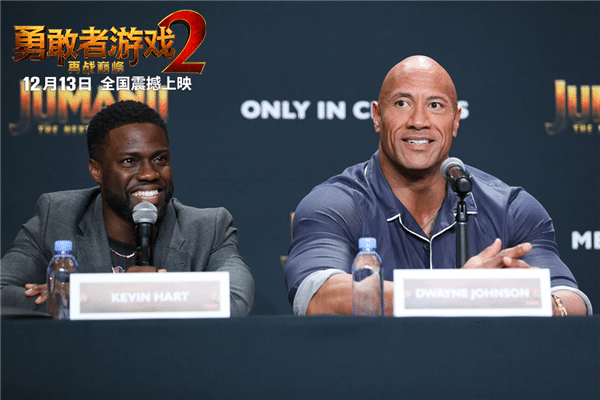  强森亮相墨西哥红毯 口碑解禁媒体盛赞