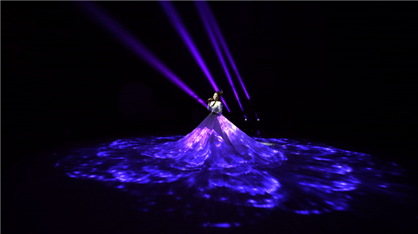 左伊玄演唱会完美盛放 营造梦幻现场