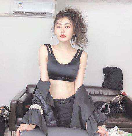 张天爱化身“巧克力”少女 晒图大秀马甲线