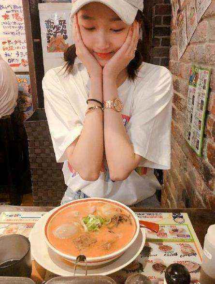 鹿晗晒照为关晓彤庆生 网友：深夜甜蜜暴击