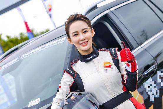 潘晓婷变身“女车神”身着赛车战袍再现巾帼之姿