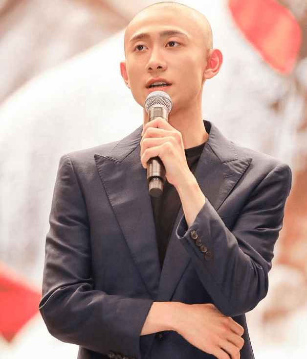 张一山为新作品剃光头