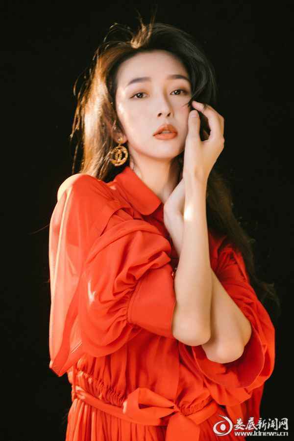 （邱诗媛化身复古港女郎红衣大片气场十足）