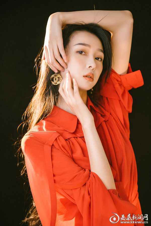 （邱诗媛化身复古港女郎红衣大片气场十足）