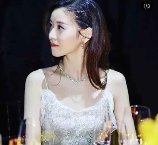 章泽天赴宴坐主桌