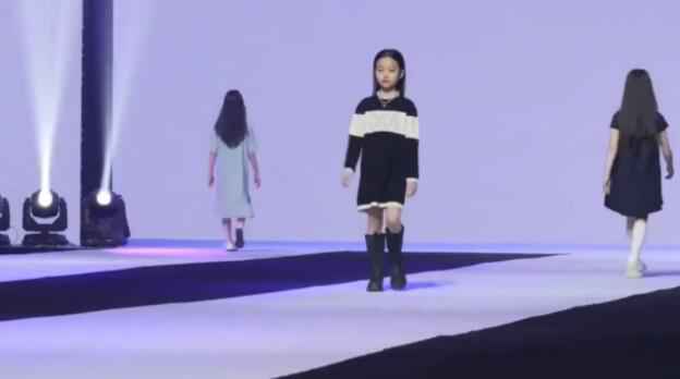 甜馨首次登台走秀 进步很大