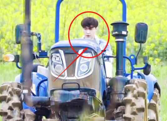 张艺兴拿到拖拉机驾照