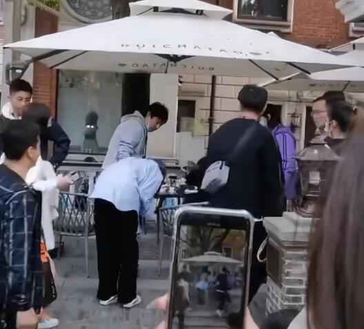 杨幂向导演鞠躬道歉