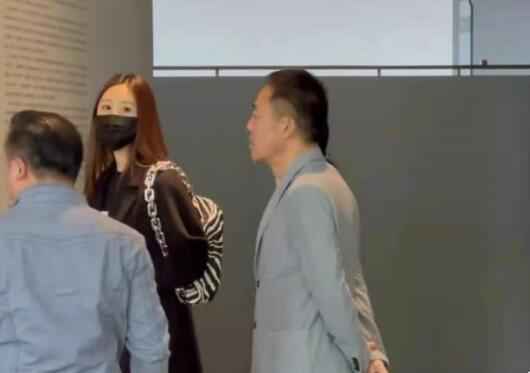 侯勇带娇妻看展 格外恩爱