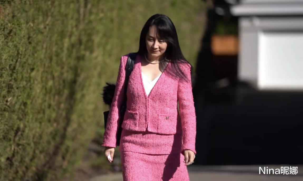 49岁孟晚舟出庭真奢华，穿7万桃粉套装，一头黑色瀑布长发迈八字步超自信