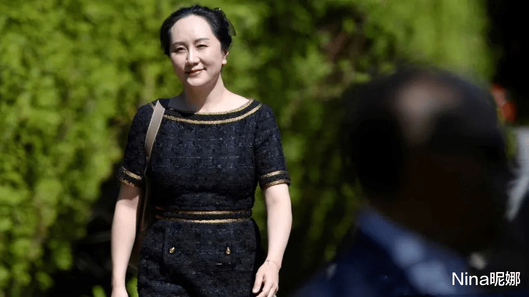 49岁孟晚舟出庭真奢华，穿7万桃粉套装，一头黑色瀑布长发迈八字步超自信