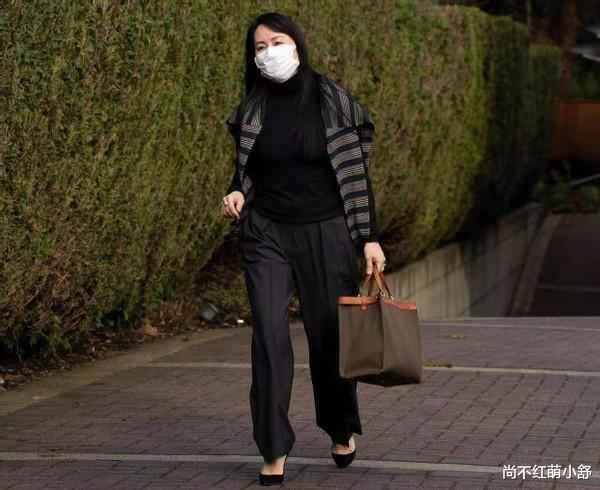 当姚安娜遇上孟晚舟，同是任老女儿，氛围感穿搭却一左一右