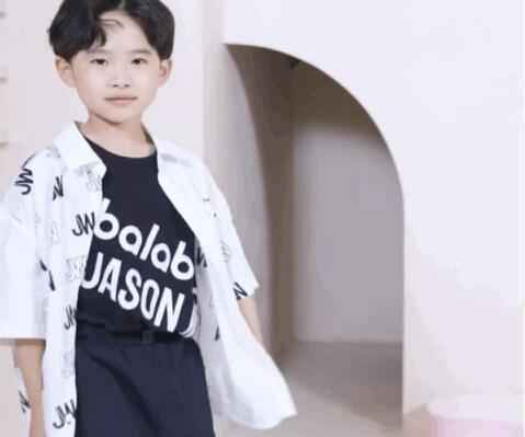 易烊千玺弟弟登儿童杂志封面