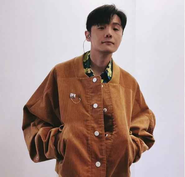 李荣浩照片像村痞