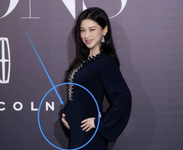 朱珠挺孕肚走红毯