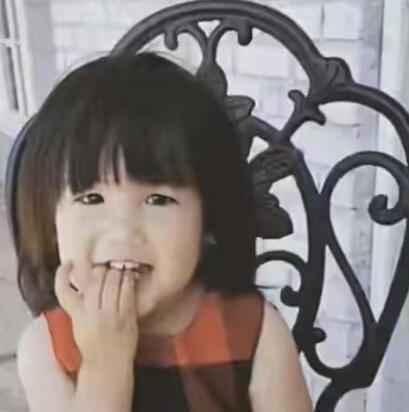 何洁晒三胎女儿正脸