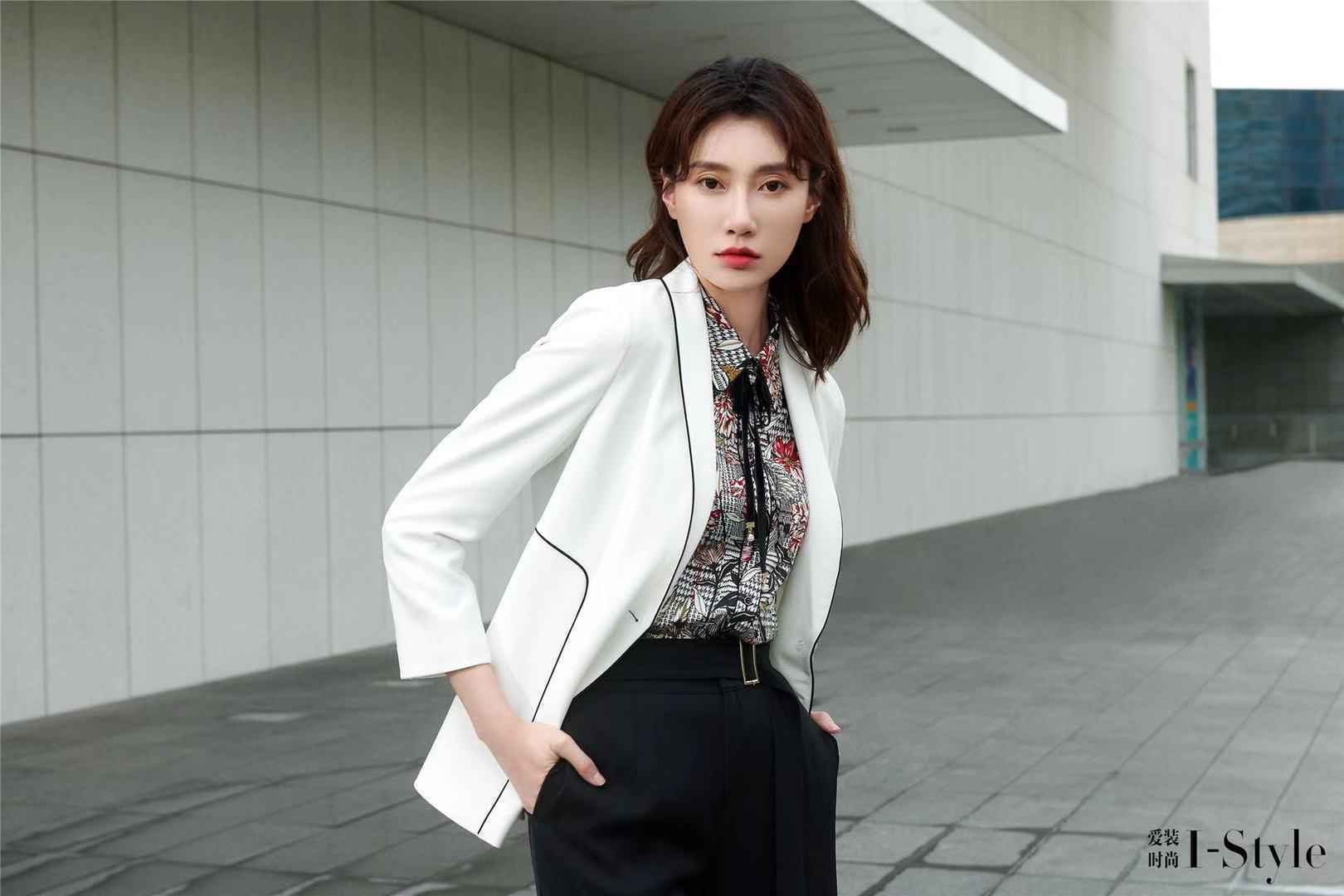 李斯羽演绎office lady.jpg